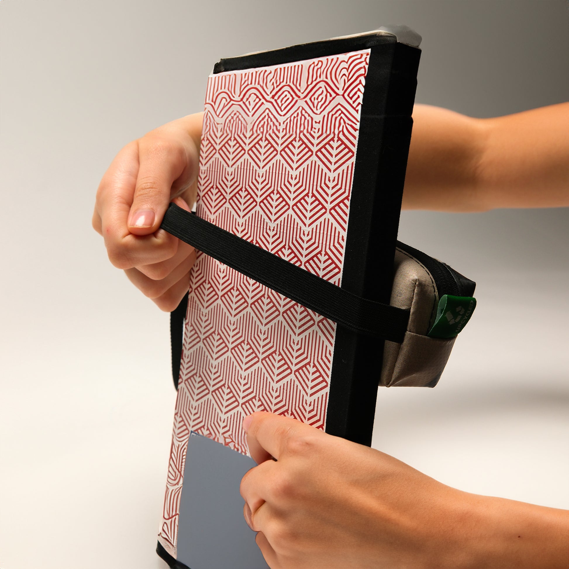 π Mini Pencil Case - Compact, Stylish, Sustainable!  Crafted from upcycled billboards, durable.  Compact design, perfect for on-the-go.  Ideal for students, artists.  Get yours today! πποΈβ¨ #CompactConvenience #SustainableStyle