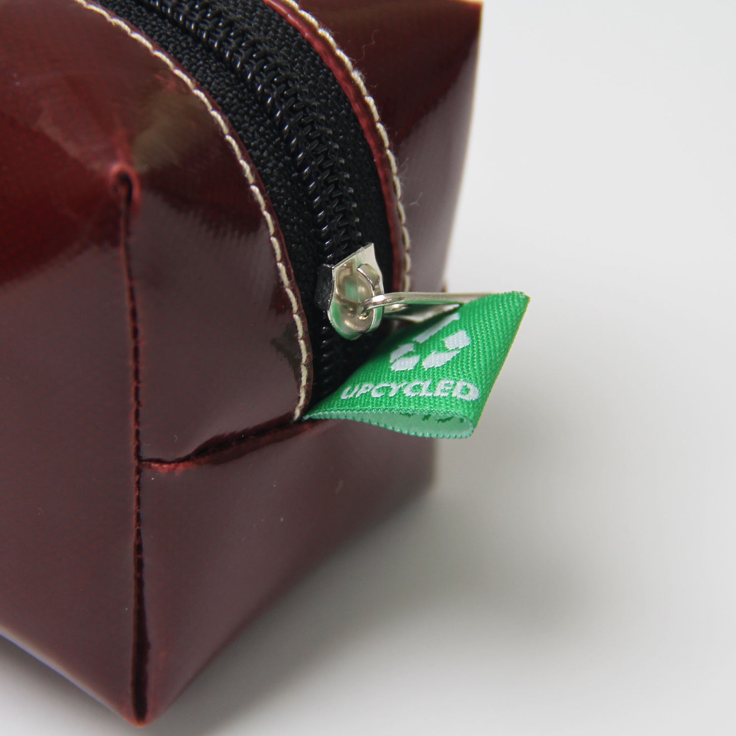🌟 XL Bold Accessory Bag - Your Ultimate Companion! Repurposed billboards, durable tarpulin. Makeup, pencil, cable, accessory organizer. Sustainable, durable, versatile. Make a statement with sustainability! 🌿💼✨ Shop now! 💚👜 #SustainableLiving #UpcycledFashion