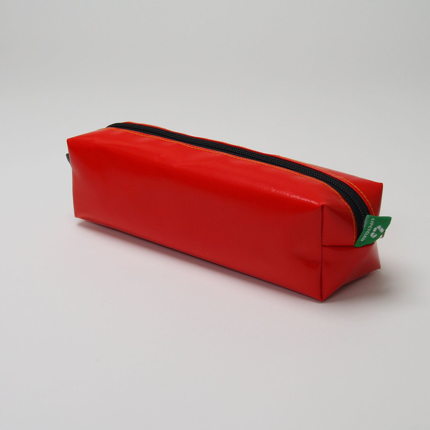 🌟 XL Bold Accessory Bag - Your Ultimate Companion! Repurposed billboards, durable tarpulin. Makeup, pencil, cable, accessory organizer. Sustainable, durable, versatile. Make a statement with sustainability! 🌿💼✨ Shop now! 💚👜 #SustainableLiving #UpcycledFashion