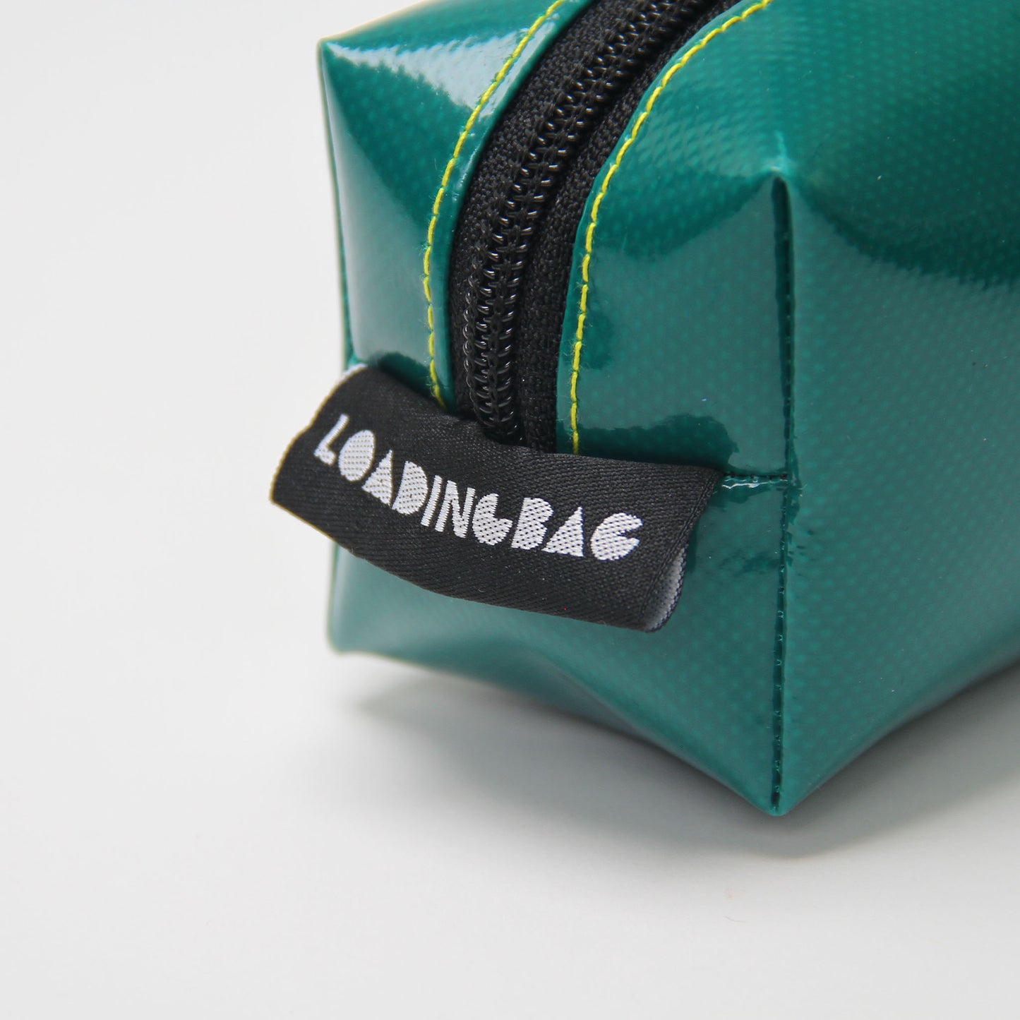 🌟 XL Bold Accessory Bag - Your Ultimate Companion! Repurposed billboards, durable tarpulin. Makeup, pencil, cable, accessory organizer. Sustainable, durable, versatile. Make a statement with sustainability! 🌿💼✨ Shop now! 💚👜 #SustainableLiving #UpcycledFashion
